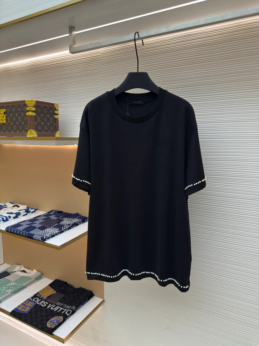 LOUIS VUITTON pearl line embroidered T-shirt ●Authentic product: purchased and developed for 12700 ●Item number: 1680107-A45 ●Fabric: cotton plain fabric ●Technology: dust-free wool production ●Version: fitted version ●Weight: about 310 grams ●Size: XS-S-M-L ●Description: The fabric is made of 32s double-ply cotton plain weave. The hairiness of the cloth surface is treated with dust-free wool processing. The finished fabric is passed through a mercerizing machine to increase the gloss of the fabric. It is equipped with a 26s double-yarn horizontal machine to weave 1*1 ribs. The front panel is embroidered with a Tajima embroidery machine imported from Japan. The rayon base film has three-dimensional embroidered letters. , the front and back hem cuffs are manually swept with powder to draw positioning lines, and the cut pieces are laid out according to the lines drawn on the actual sample, and 6-mile pearl beads are used. The special bead making machine refers to the original bead spacing and automatically beads according to the length of the yard. The overall wiring is straight and delicate, the fabric is comfortable and soft, and the color is consistent without color difference. It can be matched with the same style to create a fashionable look and control various occasions. Customized accessories, complete with three standards, same style for men and women!